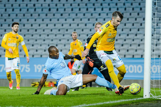 Malmö FFs Carlos Strandberg oroar framför Falkenbergs