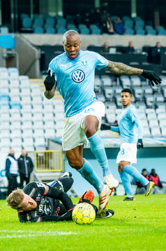 Malmö FFs Carlos Strandberg mot Falkenbergs Hampus Nilsson