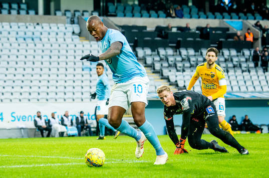 Malmö FFs Carlos Strandberg mot Falkenbergs Hampus Nilsson