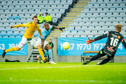 Malmö FFs Carlos Strandberg mot Falkenbergs Tobias