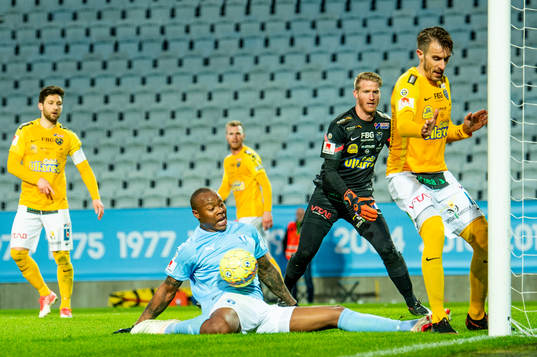 Malmö FFs Carlos Strandberg mot Falkenbergs målvakt