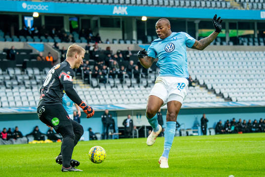 Falkenbergs målvakt Hampus Nilsson mot Malmö FFs Carlos