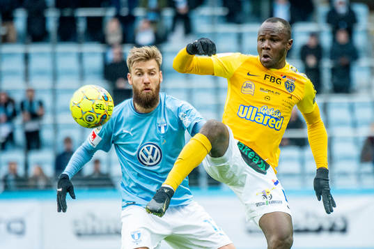 Malmö FFs Rasmus Bengtsson mot Falkenbergs Nsima Peter