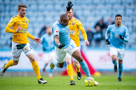 Malmö FFs Carlos Strandberg mot Falkenbergs Marcus