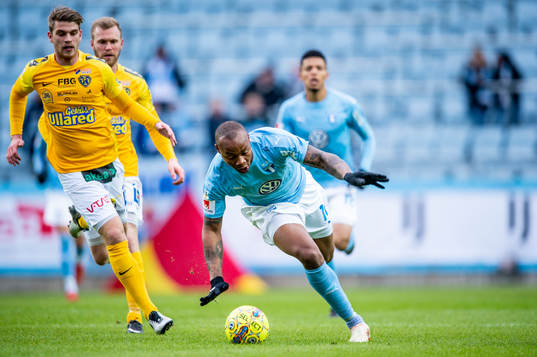 Malmö FFs Carlos Strandberg mot Falkenbergs Marcus