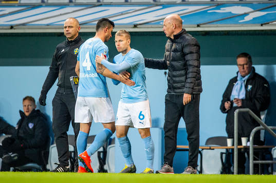 Malmö FFs tränare Uwe Rösler byter in Oscar Lewicki och