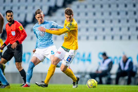 Malmö FFs Sören Rieks mot Falkenbergs Marcus Klingenberg