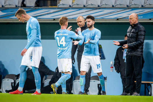 Malmö FFs tränare Uwe Rösler byter in Erdal Rakip och