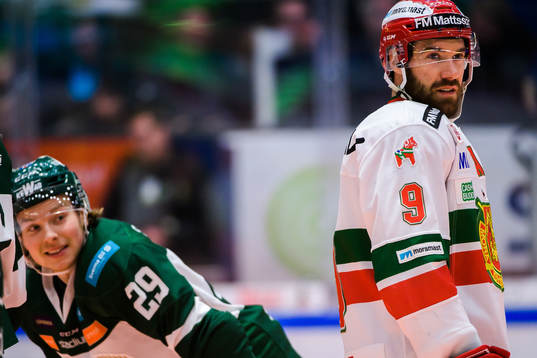 Färjestads Oskar Steen och Moras Andrew Rowe