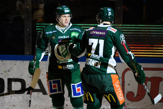 Färjestads Daniel Viksten jublar med Jesse Virtanen
