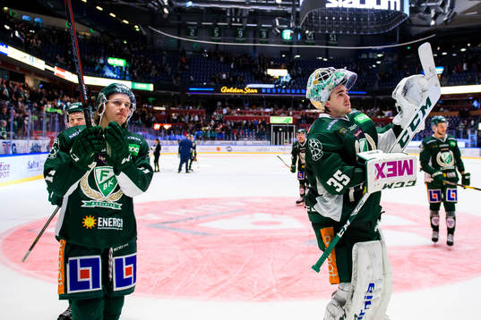 Färjestads Joakim Nygård och målvakt Adam Werner  jublar