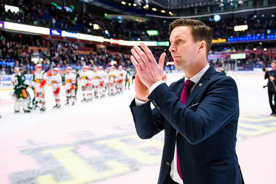 Färjestads tränare Johan Pennerborn jublar