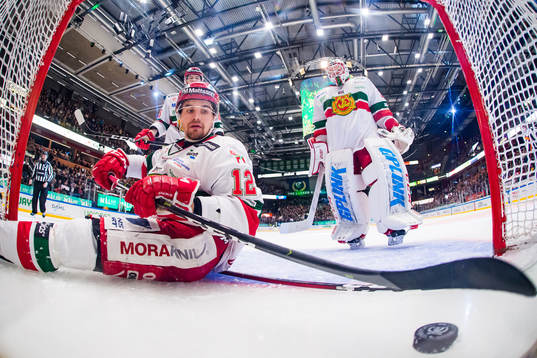 Moras Kevin Gagné och målvakt Janne Juvonen deppar