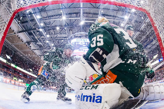 Snösprut på Färjestads målvakt Adam Werner