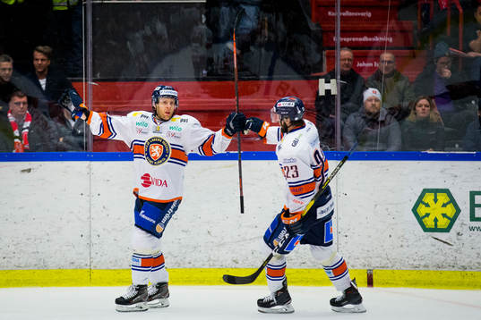 Växjös Kris Versteeg och Roman Horak jublar vid 1-1