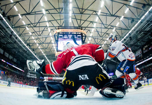 Örebros målvakt Jhonas Enroth räddar ett skott