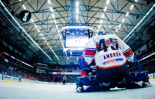 En puck går in på Växjös målvakt Viktor Andrén