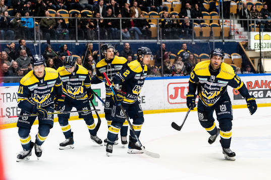 s Simon Önerud (vänster i bild) jublar med lagkamrater