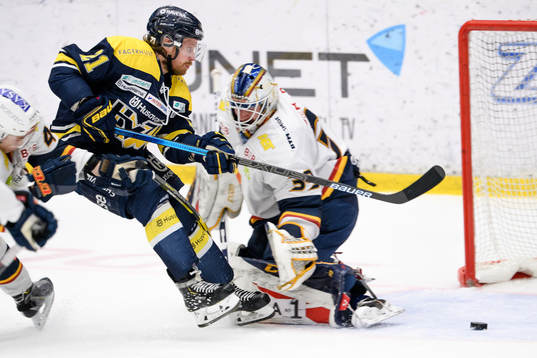 s Mattias Tedenby i en situation med Djurgårdens målvakt