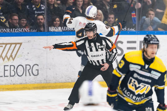 Domare Sören Persson dömer mål