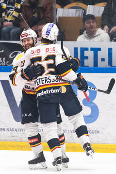 Djurgårdens Mattias Guter kramas om av Bobo Petersson