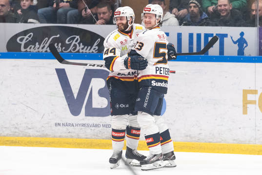 Djurgårdens Mattias Guter kramas om av Bobo Petersson