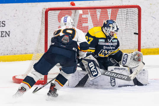Djurgårdens Sebastian Strandberg (rygg mot kameran)