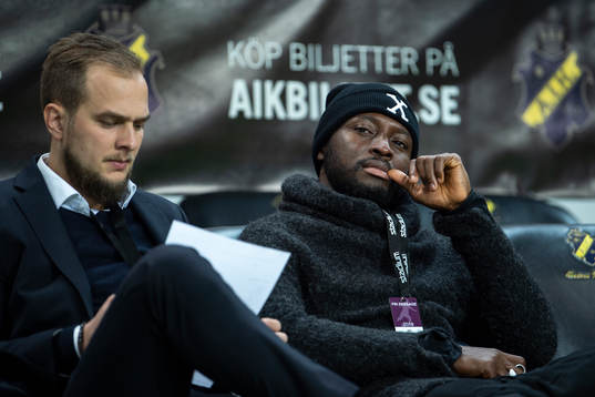 s Chinedu Ogbuke Obasi (h) på bänken