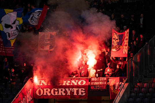 Örgrytes supportrar bränner pyroteknik