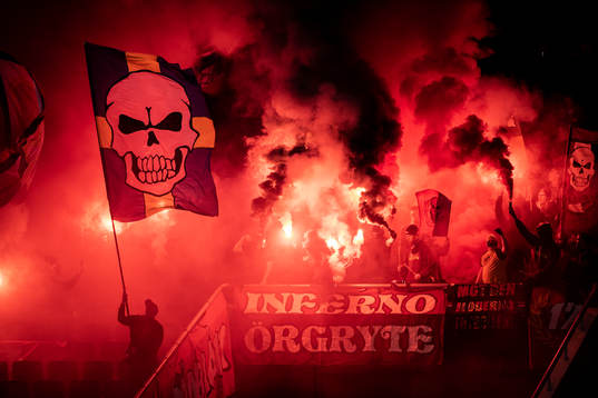 Örgrytes supportrar bränner pyroteknik