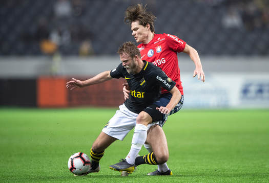 s Daniel Sundgren i en närkamp med Örgrytes Filip