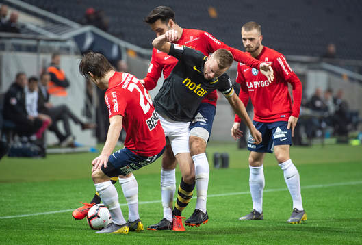 s Sebastian Larsson i en duell med Örgrytes Filip