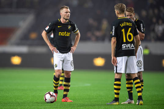 s Sebastian Larsson diskuterar med Anton Saletros och