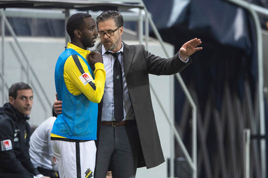 s Henok Goitom får instruktioner av tränare Rikard Norling