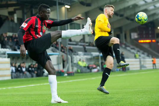 Brommapojkarnas Eric Johan Omondi  och Häckens Joona Toivo