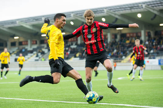 Häckens Ahmed Yasin mot Brommapojkarnas Oscar Pehrsson