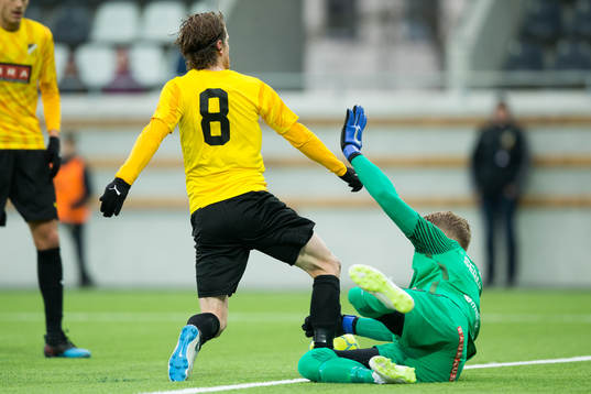 Brommapojkarnas målvakt Rasmus Emanuelsson tar i Häckens