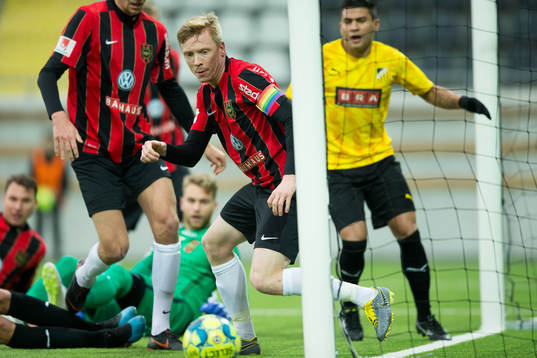 Brommapojkarnas Gustav Sandberg Magnusson ser bollen gå