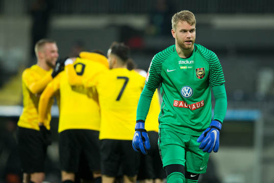 Brommapojkarnas målvakt Rasmus Emanuelsson deppar
