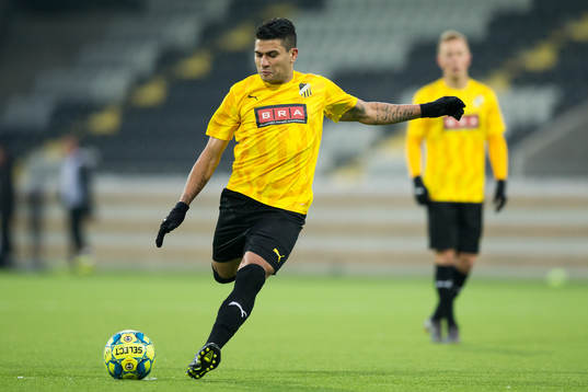 Häckens Paulinho skjuter en frispark