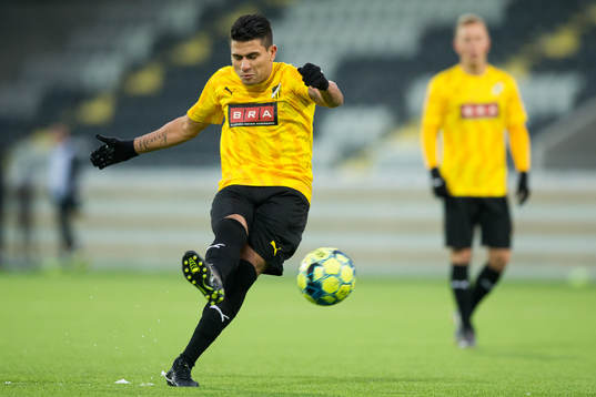 Häckens Paulinho skjuter en frispark