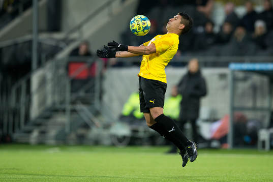 Häckens Paulinho tar ned en boll på bröstet