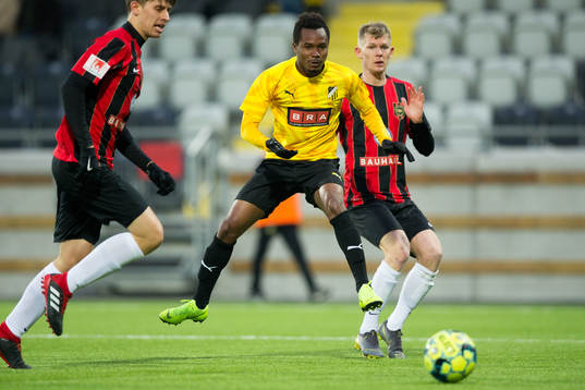 Häckens Nasiru Mohammed skjuter ett skott