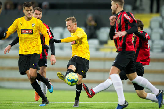 Häckens Adam Andersson med ett skott