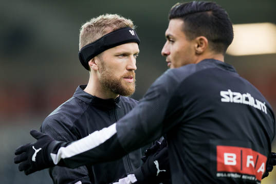 Häckens Rasmus Lindgren och Ahmed Yasin  innan