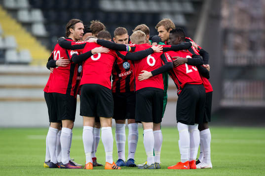Brommapojkarna samlade innan fotbollsmatchen i Svenska