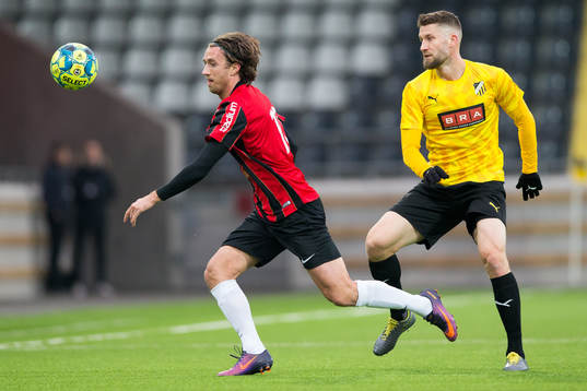 Brommapojkarnas Philip Hellqvist och Häckens Joona Toivo