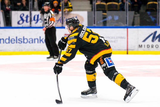 Skellefteås Emil Djuse skjuter