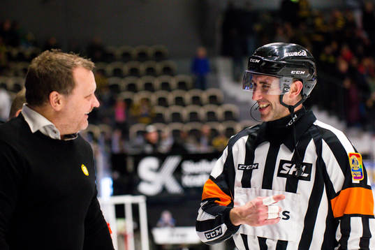 Brynäs tränare Magnus Sundquist pratar med domare Linus