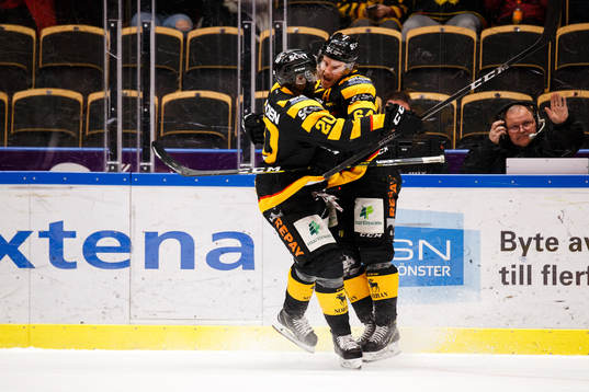 Skellefteås Edwin Hedberg och Jonathan Pudas jublar